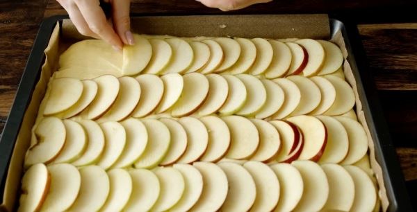 Ароматный немецкий пирог с яблоками