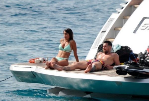 Безупречная пара: Лионель Месси загорает на яхте вместе со своей супругой