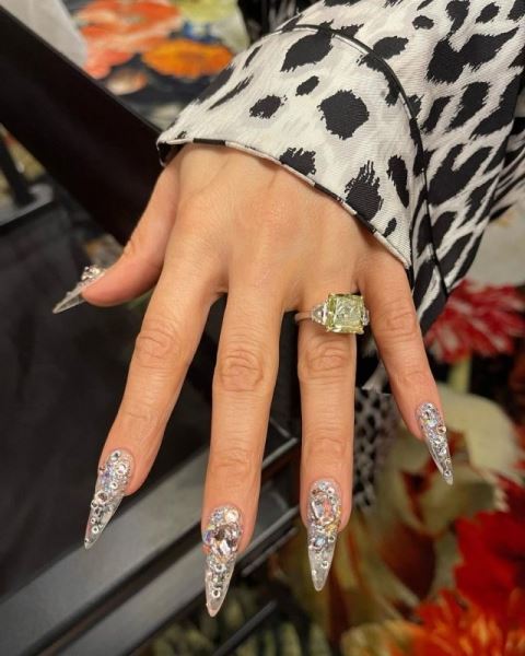Что сияет ярче: бриллиантовые ногти Дженнифер Лопес или ее обручальное кольцо?