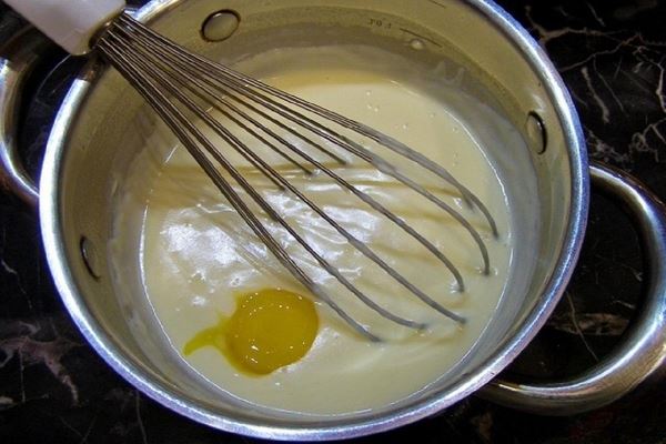 Домашний соус бешамель с яичными желтками
