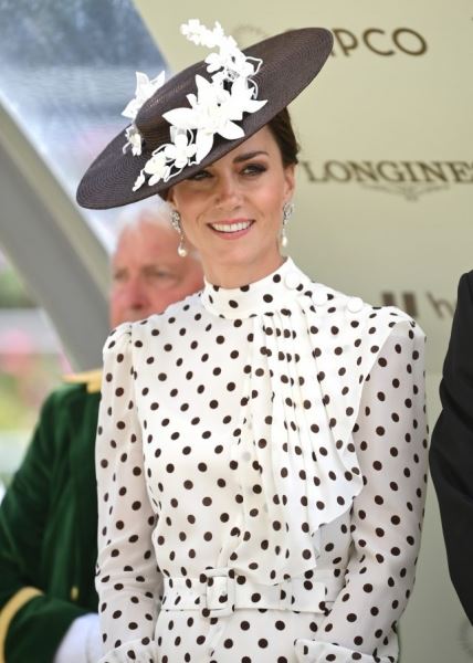 Гороховое платье с элегантной шляпой: Кейт Миддлтон снова повторила легендарный образ принцессы Дианы