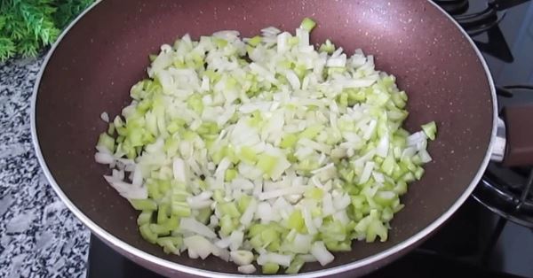 Картофельная запеканка со шпинатом: полезный рецепт