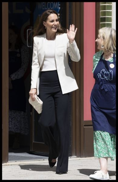 Кейт Миддлтон в черных брюках-клеш и кремовом пиджаке вернулась к рабочим обязанностям после празднования Платинового юбилея Елизаветы II