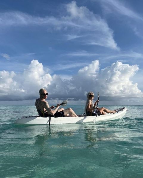 Ким Кардашьян и Пит Дэвидсон отдыхают на лазурном побережье океана: на эти снимки можно смотреть бесконечно