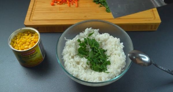 Летний салат с рисом и кукурузой