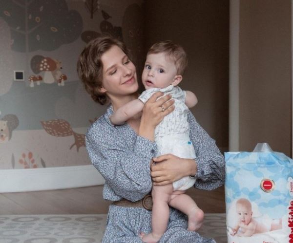 Лиза Арзамасова показала редкий снимок подросшего сына: он точная копия своей мамы