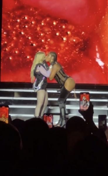 Мадонна поцеловалась с девушкой на сцене во время своего выступления
