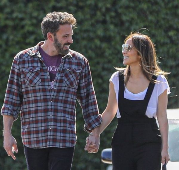 Ни на шаг: Дженнифер Лопес поддерживает Бена Аффлека на съемках его нового фильма в Лос-Анджелесе