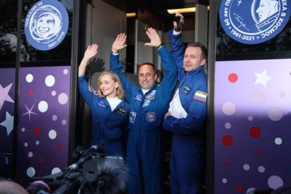 Первые кадры фильма «Вызов» с Юлией Пересильд и Милошем Биковичем, который снимали в космосе