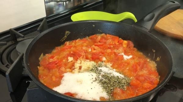 Бюджетный рататуй из кабачков под соусом в духовке