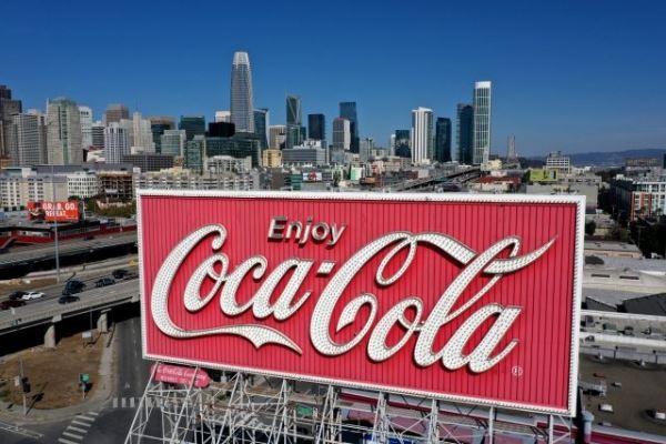 Дистрибуторы Coca-Cola в России останавливают выпуск и продажу напитков бренда в стране
