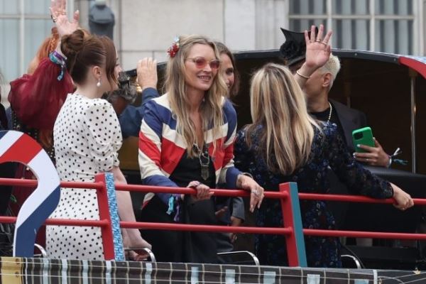 Встреча двух легенд: Кейт Мосс и Наоми Кэмпбелл на параде по случаю платинового юбилея королевы
